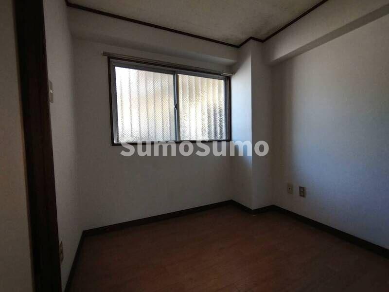 物件内観写真6　(落ち着いた色調の寝室です)