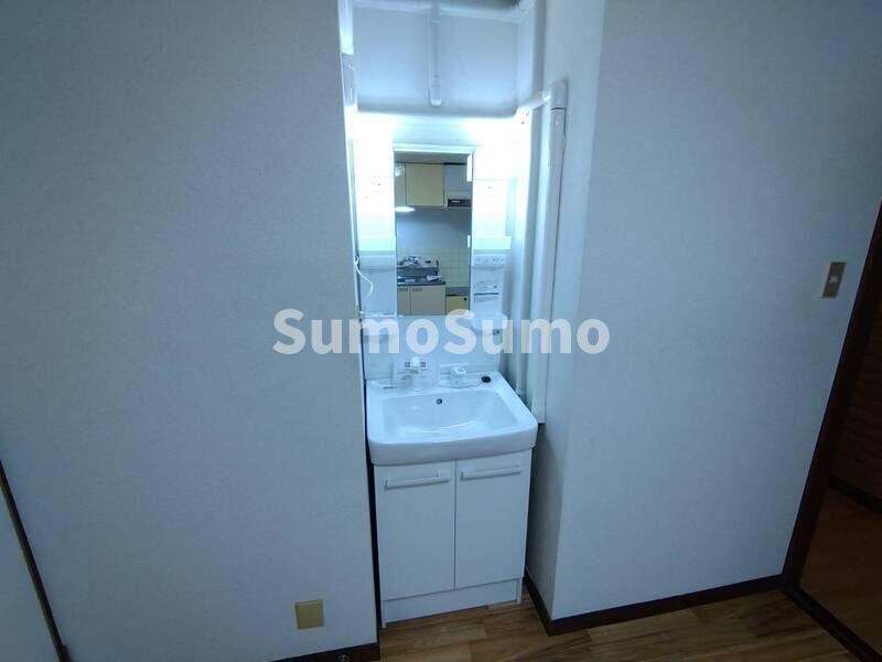 物件内観写真9　(広い洗面スペース)