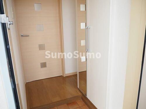 物件内観写真3　(ゆったりとした玄関です)