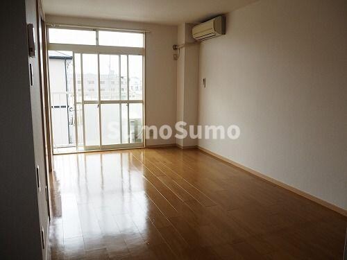 物件内観写真4　(こちらの居間で趣味の時間をお楽しみください)