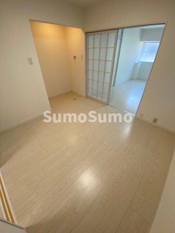 物件内観写真17　(こちらの居間で趣味の時間をお楽しみください)