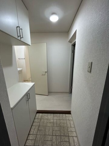 物件内観写真4　(ゆったりとした玄関です)