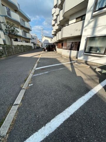 物件外観写真3　(車をお持ちの方に嬉しい駐車場付きの物件です)