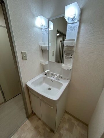 物件内観写真18　(朝の支度にも助かる、独立の洗髪洗面化粧台)