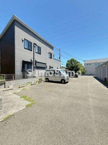 物件外観写真2　(車をお持ちの方に嬉しい駐車場付きの物件です)