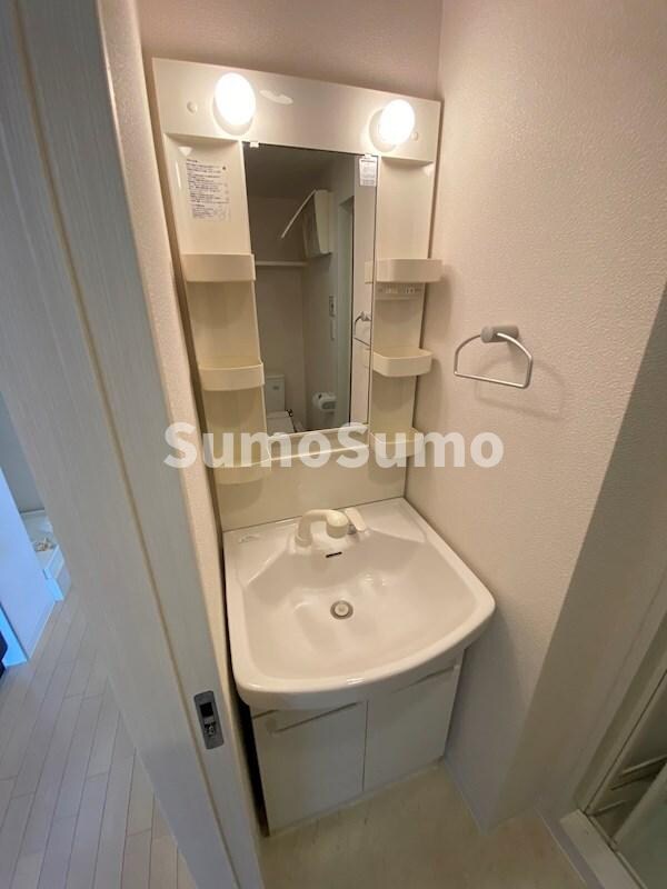 物件内観写真10　(独立洗面台、小物を置くことができて便利です)