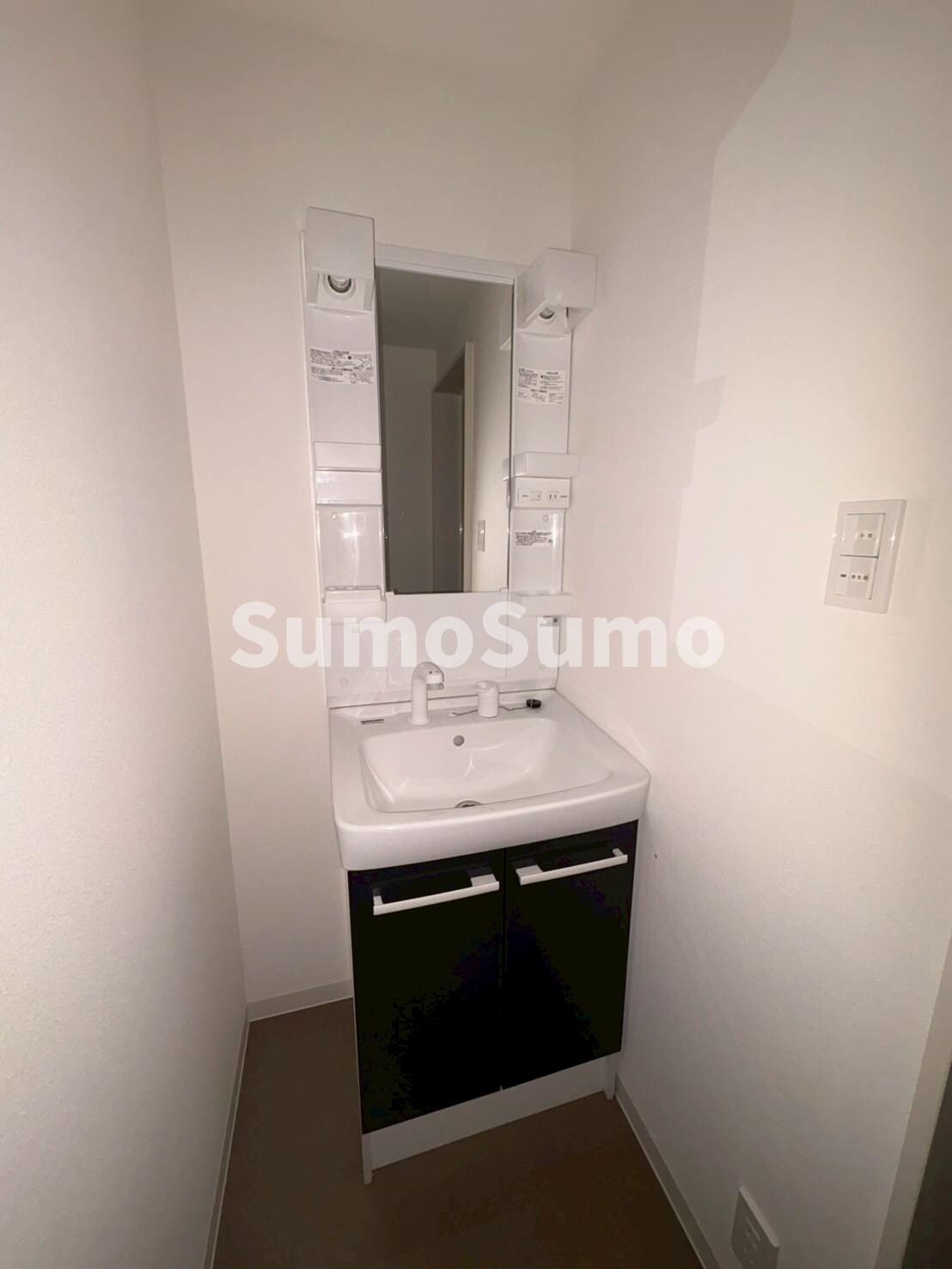 物件内観写真9　(広い洗面スペース)