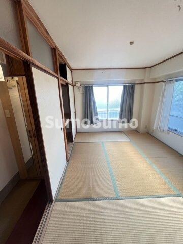 物件内観写真11　(和室がひろがる居住スペース)