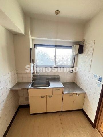 物件内観写真12　(コンパクトなキッチンで掃除もラクラク)