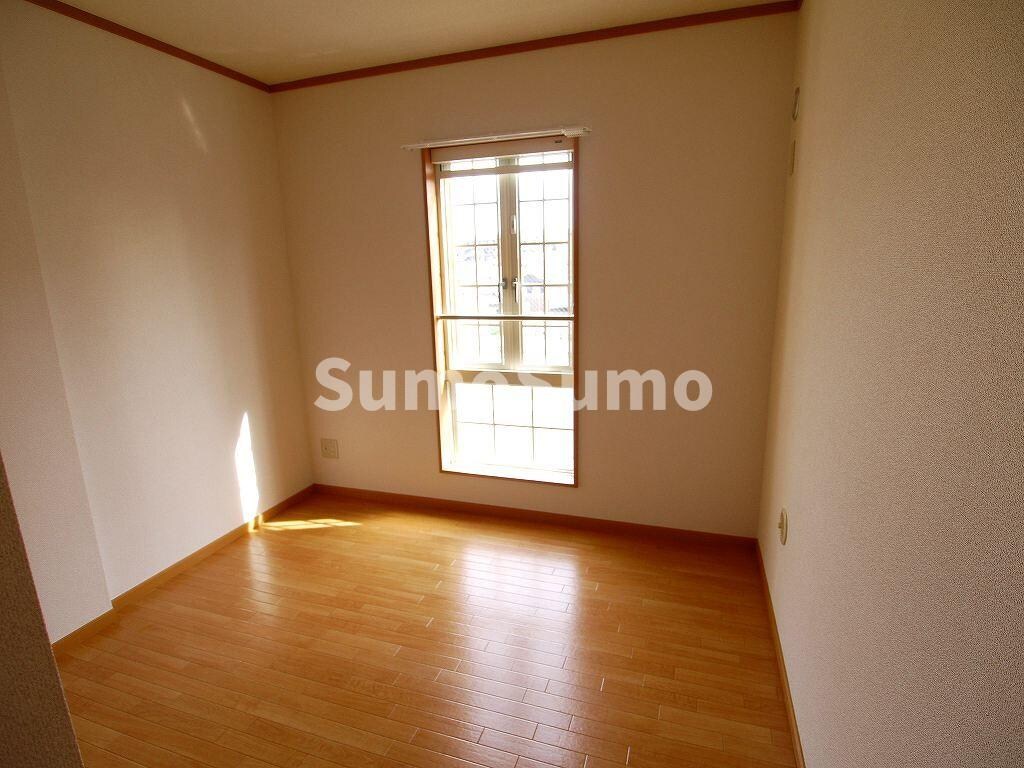 物件内観写真6　(落ち着いた色調の寝室です)