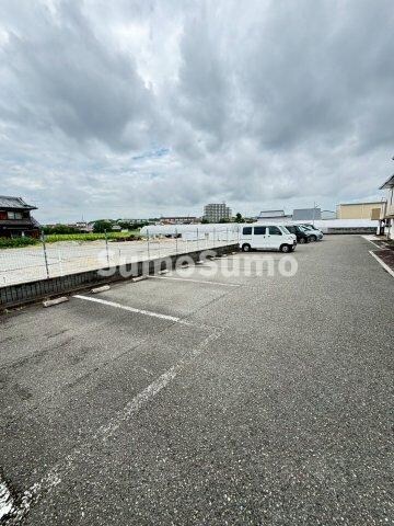 物件外観写真2　(駐車スペースもあります)