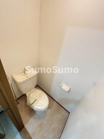 物件内観写真12　(落ち着いた色調のトイレです)