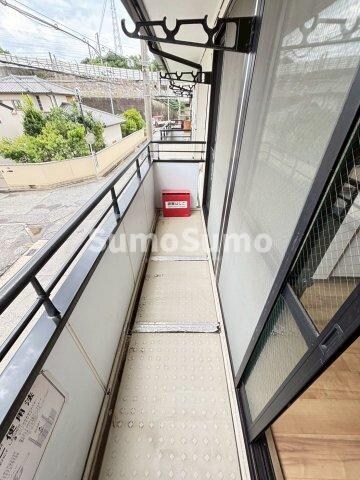 物件内観写真17　(開放的で明るい空間を演出してくれるバルコニーです)