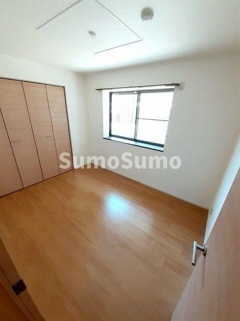 物件内観写真6　(開放的な寝室です)