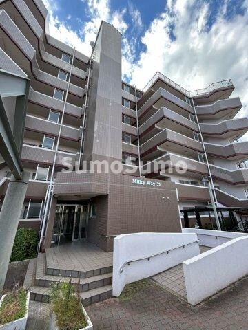 物件外観写真1　(落ち着いた雰囲気の外観です)