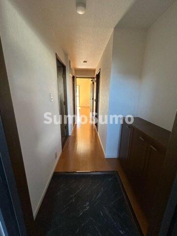 物件内観写真4　(ゆったりとした玄関です)