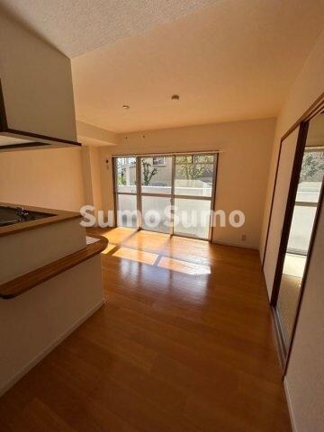 物件内観写真5　(ゆったりとした居間です)