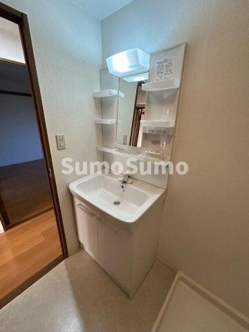 物件内観写真10　(ゆったりとスペースのある洗面所)