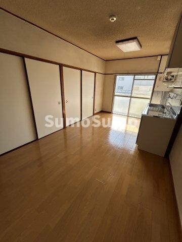 物件内観写真5　(こちらの居間で趣味の時間をお楽しみください)