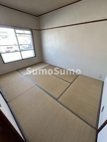 物件内観写真8　(落ち着いた色調の寝室です)