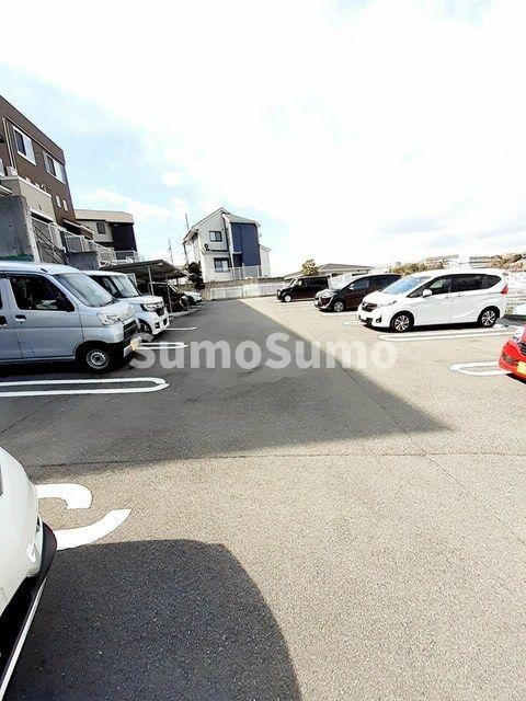 物件外観写真2　(駐車場に車を止められます)