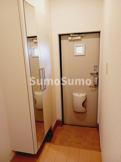 物件内観写真3　(明るい玄関です)