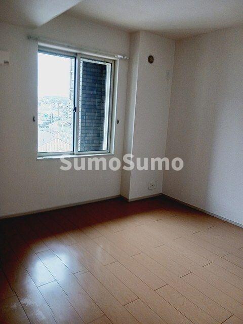 物件内観写真6　(落ち着いた色調の寝室です)