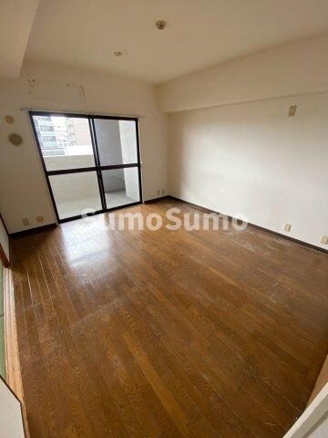 物件内観写真12　(こちらのリビングで趣味の時間をお楽しみください)