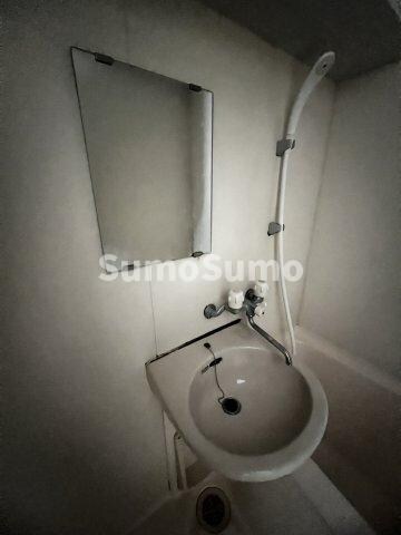 物件内観写真14　(独立洗面台、小物を置くことができて便利です)