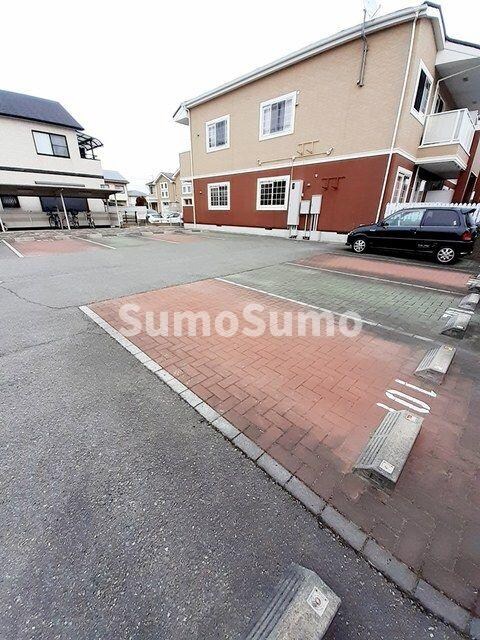 物件外観写真2　(駐車場です)