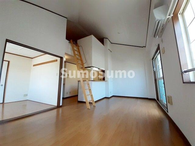 物件内観写真4　(おしゃれな居間です)