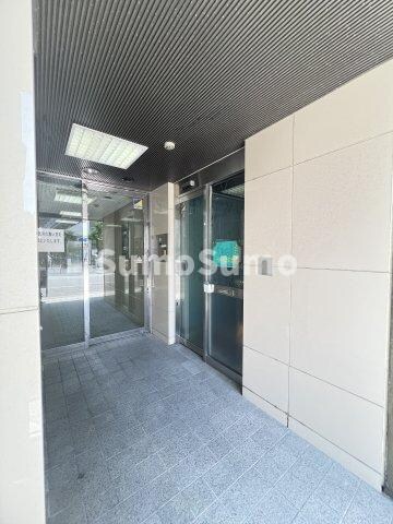 物件外観写真2　(落ち着いたエントランスです)