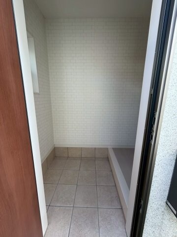 物件内観写真9　(収納もある玄関です)