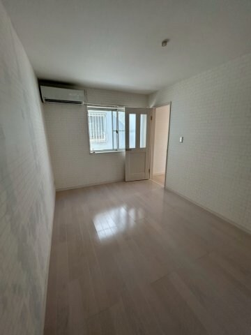 物件内観写真18　(開放的な寝室です)