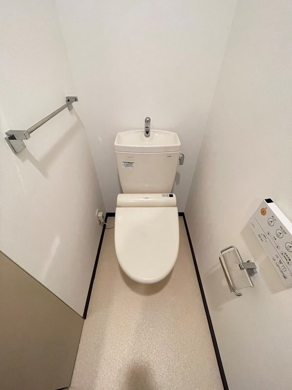 トイレ(落ち着いた色調のトイレです)