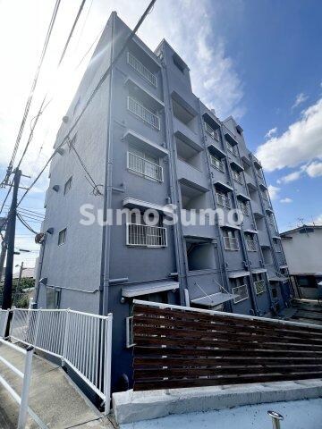 物件外観写真1　(外観は落ち着いています)