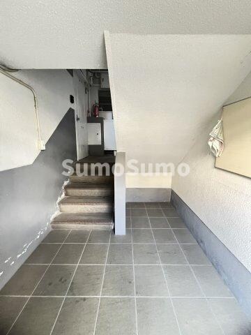 物件外観写真2　(落ち着いたロビーです)