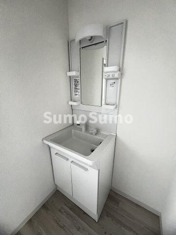 物件内観写真6　(独立洗面化粧台が付いています)