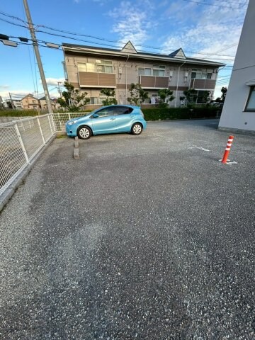 物件外観写真2　(駐車スペースもあります)