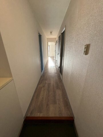 物件内観写真4　(収納もある玄関です)