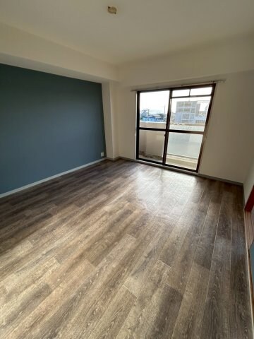 物件内観写真6　(こちらのリビングで趣味の時間をお楽しみください)