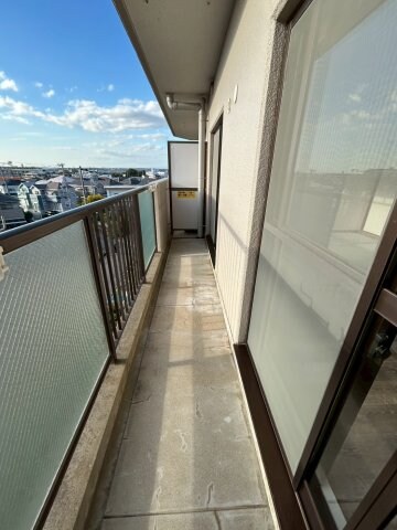 物件内観写真8　(暖かな日差しのふりそそぐバルコニー)