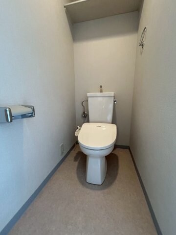 物件内観写真13　(落ち着いた色調のトイレです)