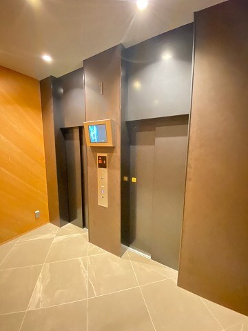 物件内観写真17　(忙しい朝に嬉しいエレベーター2基。)
