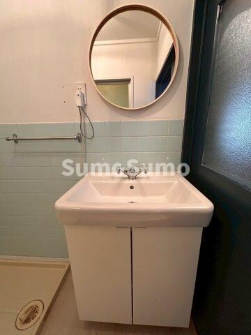 物件内観写真7　(明るい洗面所です)