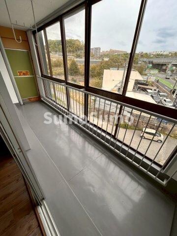 物件内観写真11　(開放的で明るい空間を演出してくれるバルコニーです)