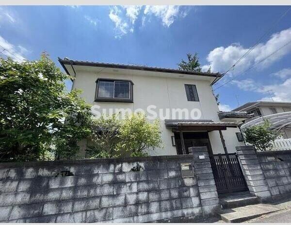 物件外観写真1　(落ち着いた雰囲気の外観です)