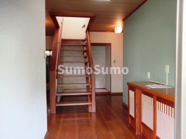 物件内観写真6　(収納もある玄関です)