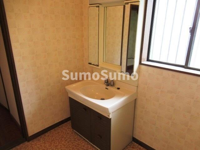 物件内観写真10　(ゆったりとスペースのある洗面所)