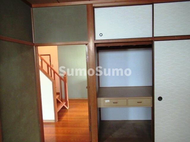 物件内観写真11　(収納豊富です)